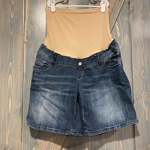 Motherhood Maternity and A Pea in the Pod: Short and Shirt Bundle Size Medium - Picture 2 of 10